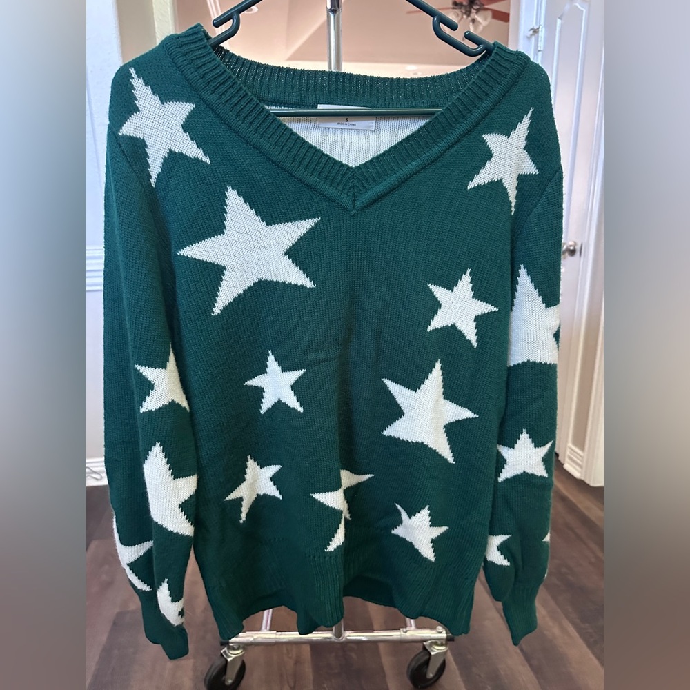 Zenana Outfitters Green Star V-Neck Sweater